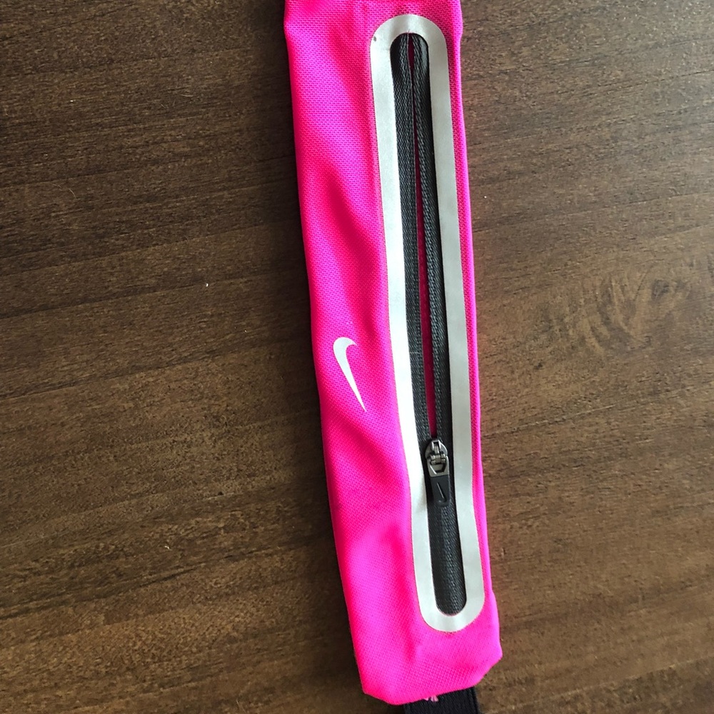 Women’s Nike waistband. Good for a run or walk!